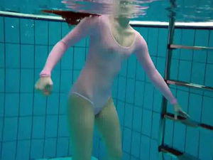 Teenage chick loses a bikini in the pool