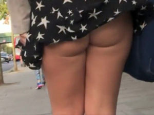 Wind unveils a  obese bootie in upskirt